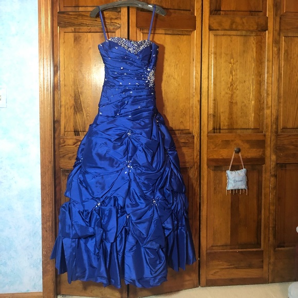 Beautiful blue gown - Picture 1 of 15